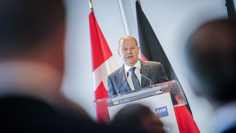 Bundeskanzler Olaf Scholz während einer Rede beim deutsch-kanadischen Wirtschaftsforum in Toronto.