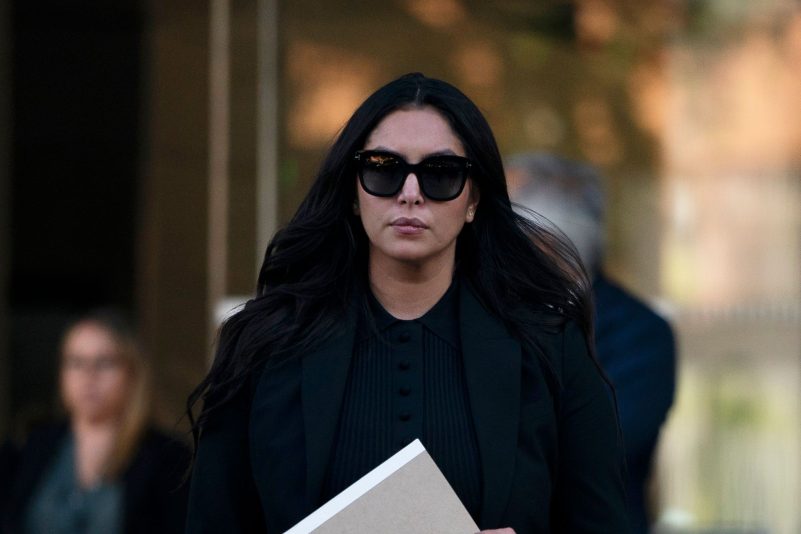Vanessa Bryant, die Witwe von NBA-Star Kobe Bryant, verlässt ein Bundesgericht in Los Angeles.