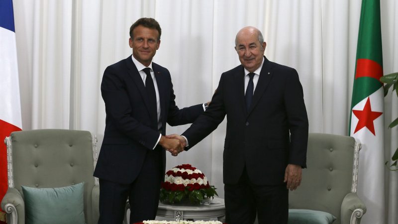 Emmanuel Macron (l.) und Abdelmadjid Tebboune.