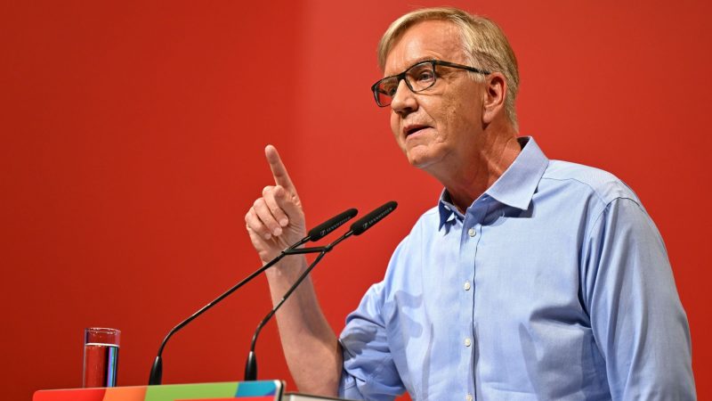 Dietmar Bartsch spricht beim Bundesparteitag der Linken in Erfurt.