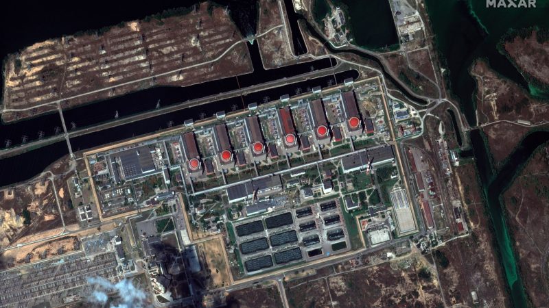 Ein Satellitenbild (Maxar Technologies) des Akw in Saporischschja. Kiew und Moskau beschuldigen sich weiterhin gegenseitig, Europas größtes Kernkraftwerk zu beschießen.
