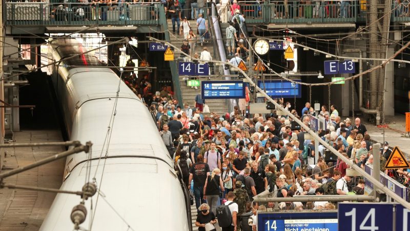 Reisende warten am Hauptbahnhof in Hamburg auf ihren Zug.