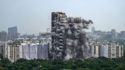 Zwei Hochhäuser in Indien gesprengt