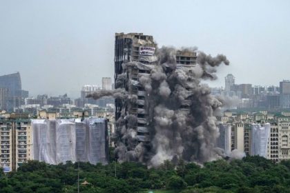 Zwei Hochhäuser in Indien gesprengt