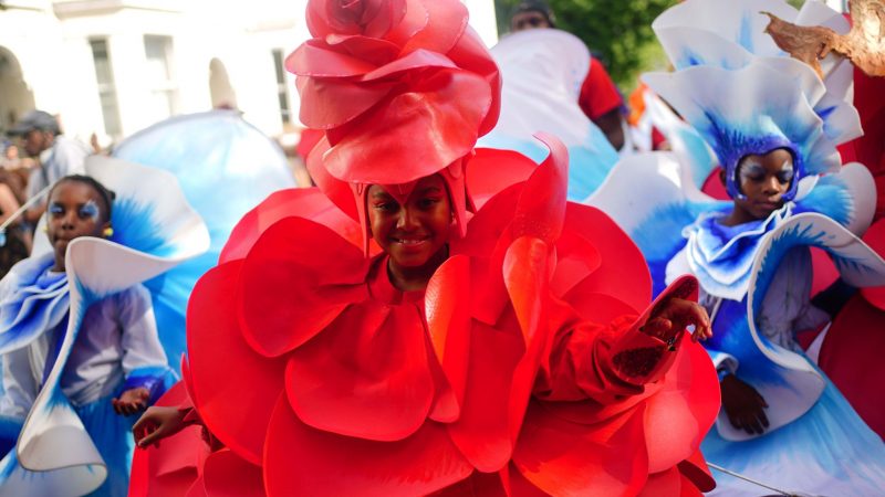 Kinder nehmen an der Kinderparade am Familientag des Notting Hill Carnival in London teil. Die Veranstaltung gilt als eine der größten Karnevalsfeiern der Welt.