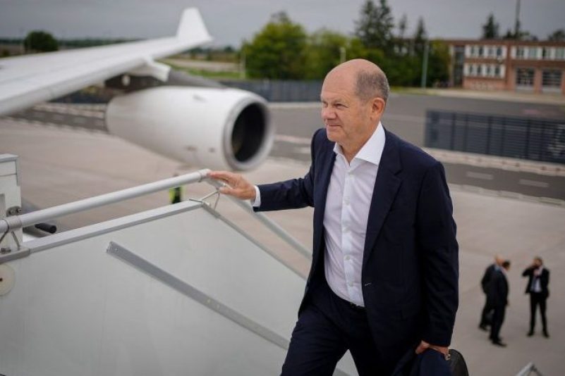 Bundeskanzler Olaf Scholz (SPD) auf dem Weg zu seinem ersten Besuch in Tschechien.