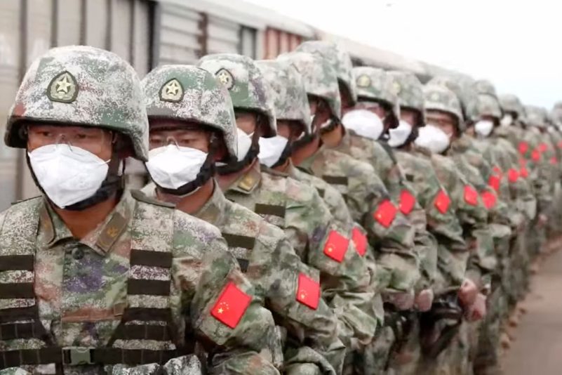 Auf diesem vom Pressedienst des russischen Verteidigungsministeriums veröffentlichten Foto treffen chinesische Soldaten am Bahnhof Grodekowo in der russischen Region Primorje ein.