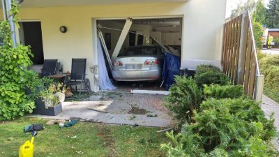 Auto fährt ins Wohnzimmer – 91-Jährige schwer verletzt