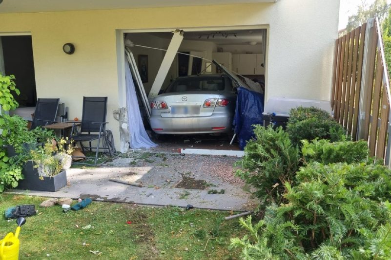 Ein Auto steht in einem Wohnzimmer in einer Seniorenwohnanlage.