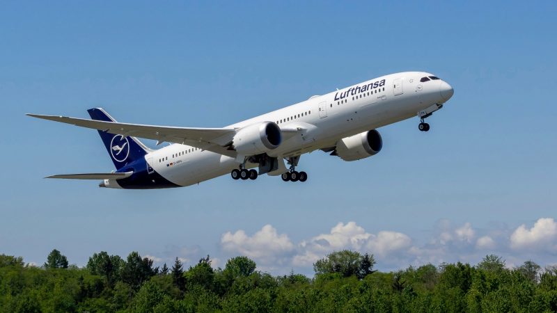 Mit knapp einem Jahren Verspätung hat die Lufthansa ihr erstes Langstreckenflugzeug vom Typ Boeing 787-9 erhalten.