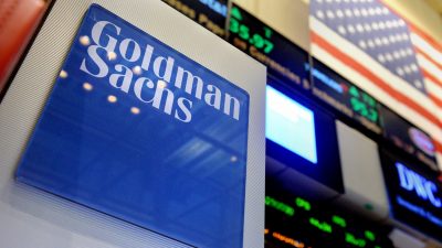 Das Logo der Investmentbank Goldman Sachs ist auf dem Parkett der New Yorker Börse zu sehen.