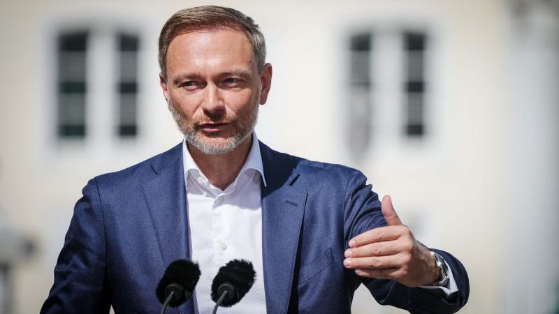 Bundesfinanzminister Christian Lindner (FDP) spricht zum Ende der Klausur des Bundeskabinetts vor dem Schloss Meseberg zur Presse.