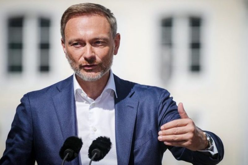 Bundesfinanzminister Christian Lindner (FDP) spricht zum Ende der Klausur des Bundeskabinetts vor dem Schloss Meseberg zur Presse.