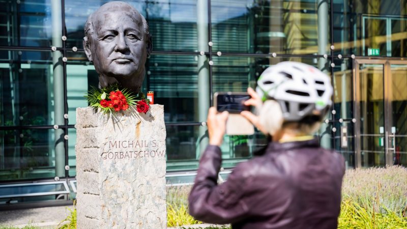 Blumen liegen in Berlin am Denkmal «Väter der Einheit» am Kopf des letzten Präsidenten der Sowjetunion. Bis zuletzt kämpfte Michail Gorbatschow für demokratische Freiheiten in Russland - nun ist er mit 91 Jahren gestorben.