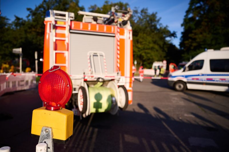 Fahrzeuge vom Feuerwehr und Polizei stehen wegen der Sprengung von vier Weltkriegsbomben an der A115 unweit des Sprengplatzes im Grunewald.