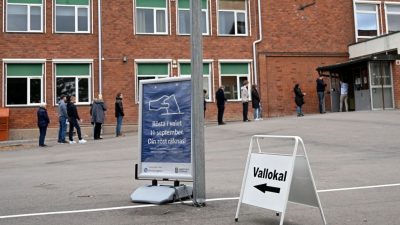 Schlange stehen mit Abstand — Schweden wählt neues Parlament