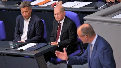 Scholz und Merz liefern sich Schlagabtausch im Bundestag