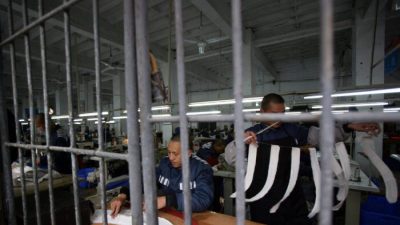 Zwangsarbeit in einer Nähwerkstatt in einem Gefängnis in der Gemeinde Chongqing, China.