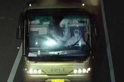 Null-COVID-Tragödie: Quarantäne-Bus „kippte auf die Seite“ – 27 Tote
