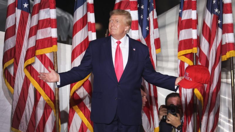 Der ehemalige Präsident Donald Trump begrüßt seine Unterstützer während einer Kundgebung in Waukesha, Wisconsin, am 5. August 2022.