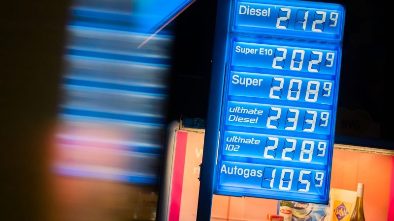 Eine Aral-Tankstelle in Berlin weist gegen 2 Uhr morgens bereits erhöhte Preise aus, bei denen nur noch Autogas unter 2 Euro liegt.