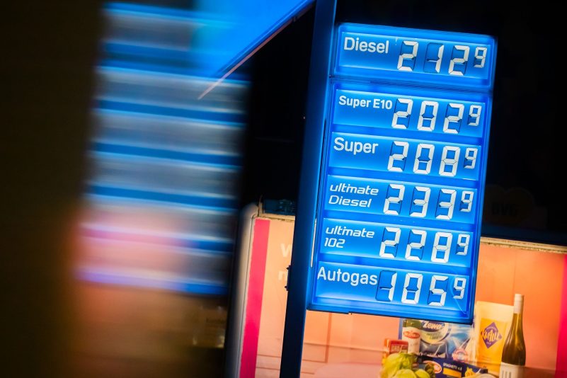 Eine Berliner Aral-Tankstelle weist kurz nach Ende des Tankrabatts bereits erhöhte Spritpreise aus.