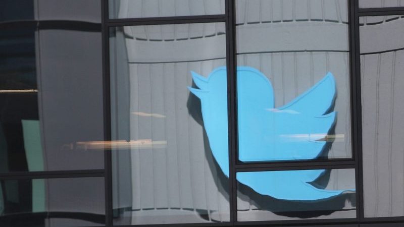 Das Twitter-Logo am Firmensitz in San Francisco.