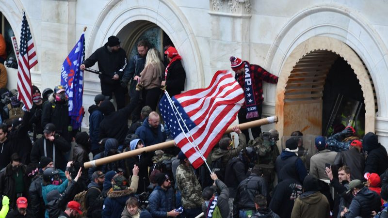Demonstranten stürmen am 6. Januar 2021 das US-Kapitolgebäude, wo die Abgeordneten den Wahlsieg von Joe Biden bestätigen.