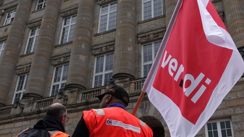 Verdi bereitet nach den Worten des Vorsitzenden Werneke mit anderen Gewerkschaften und Sozialverbänden Demonstrationen im Laufe des Herbstes vor (Symbolbild).
