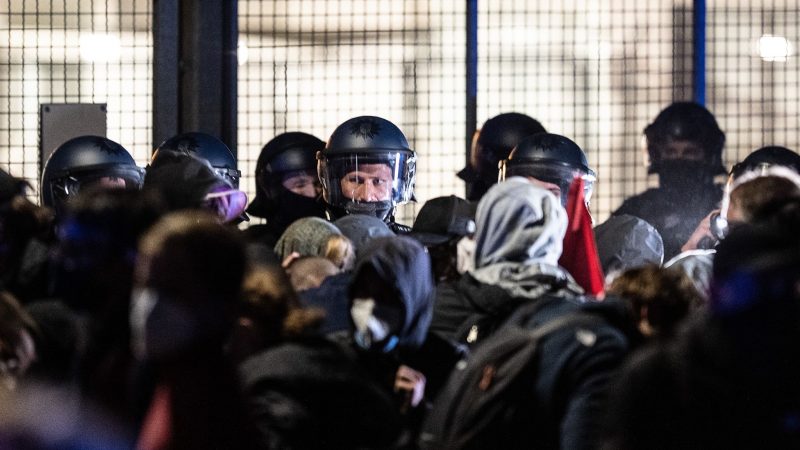 Konfrontation in Kassel: Polizisten drängen vor dem Firmengelände des Rüstungsunternehmens Krauss-Maffei Wegmann Aktivisten zurück.