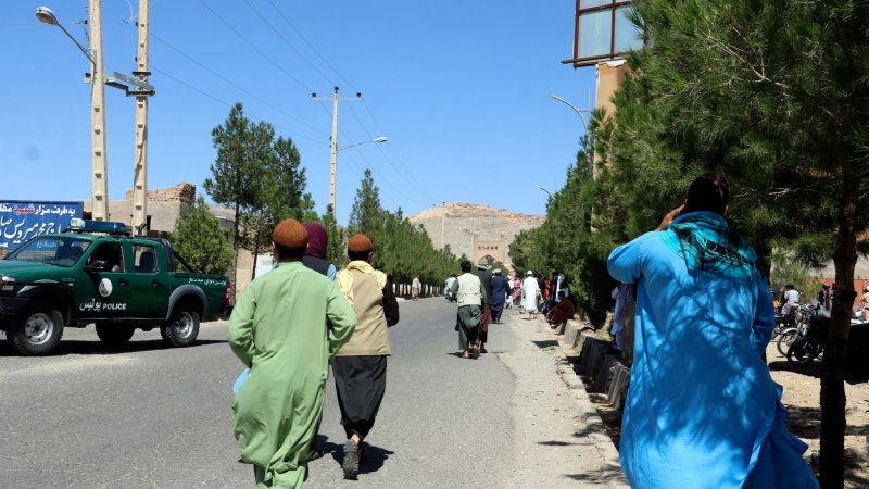 Menschen rennen zum Anschlagsort in der Provinz Herat.