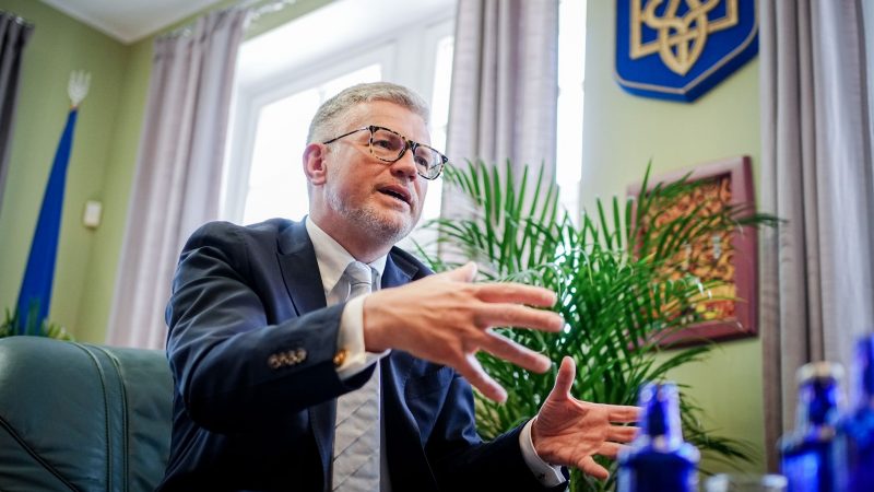 Der scheidende ukrainische Botschafter Andrij Melnyk in seinem Büro in Berlin.