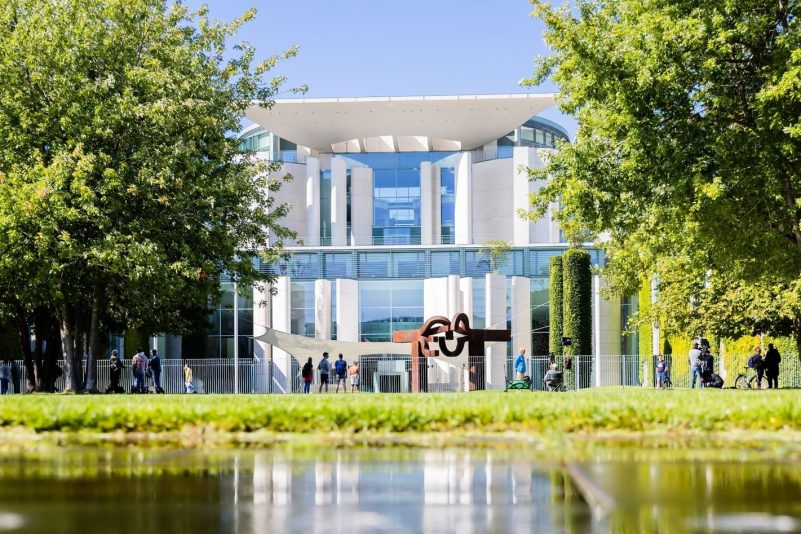 Im Bundeskanzleramt in Berlin treffen sich die Koalitionsspitzen zu den Beratungen über Entlastungen.