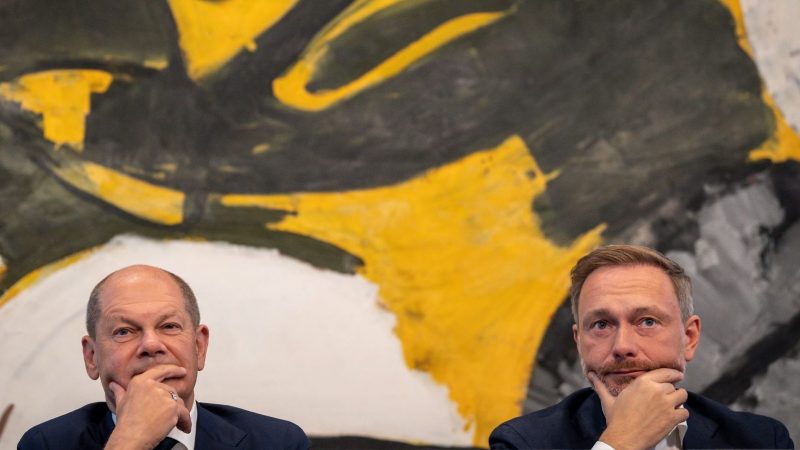 Bundeskanzler Olaf Scholz und Finanzminister Christian Lindner stellen neue Entlastungen für die Bürger vor - teilen sich auf dieser Aufnahme aber einen skeptischen Gesichtsausdruck.