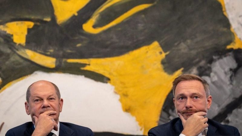 Bundeskanzler Olaf Scholz und Finanzminister Christian Lindner stellen neue Entlastungen für die Bürger vor - teilen sich auf dieser Aufnahme aber einen skeptischen Gesichtsausdruck.