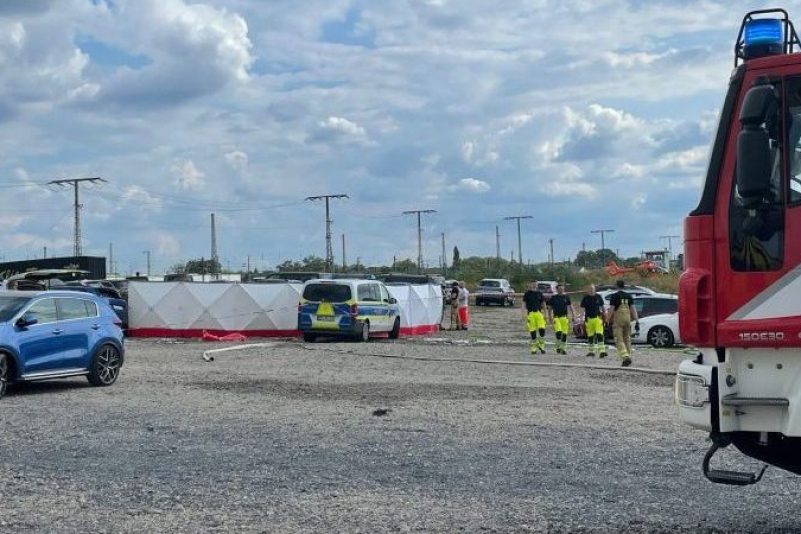 Mit Sichtschutzwänden ist der Unfallort abgeschirmt, an dem ein Kleinflugzeug auf einen Zirkus-Parkplatz abgestürzt ist.