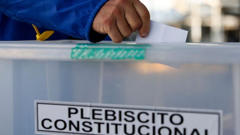 Ein Mann gibt in Santiago seinen Stimmzettel in einem Wahllokal ab.