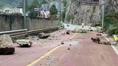 Mindestens sieben Tote bei starkem Erdbeben in Südwestchina (mit Video)