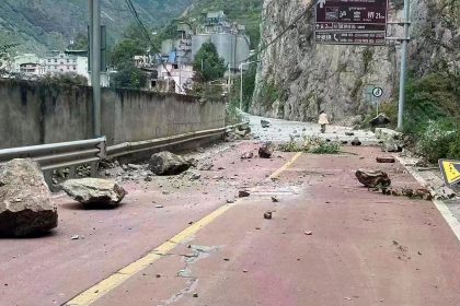 Mindestens sieben Tote bei starkem Erdbeben in Südwestchina (mit Video)