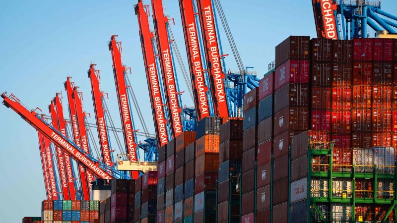 Containerschiffe liegen im Waltershofer Hafen am Container Terminal Burchardkai (CTB) der Hamburger Hafen und Logistik AG.