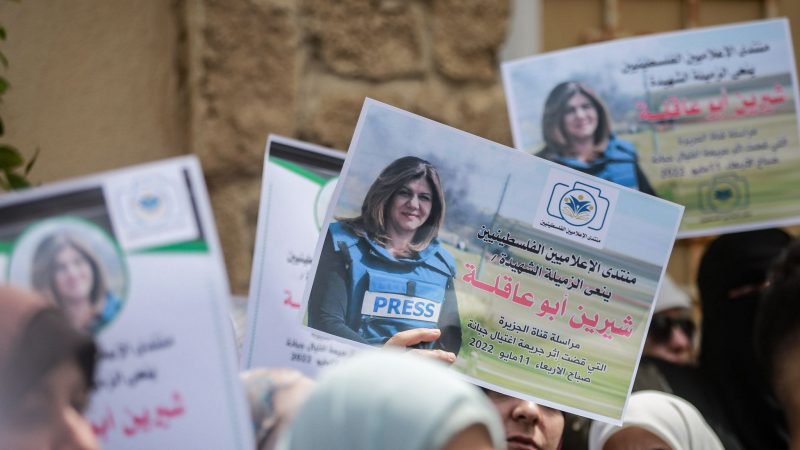 Mitglieder des palästinensischen Journalistenverbandes halten während einer Demonstration Plakate mit dem Bild der in Dschenin getöteten Al-Dschasira-Reporterin Schirin Abu Akle in die Höhe.