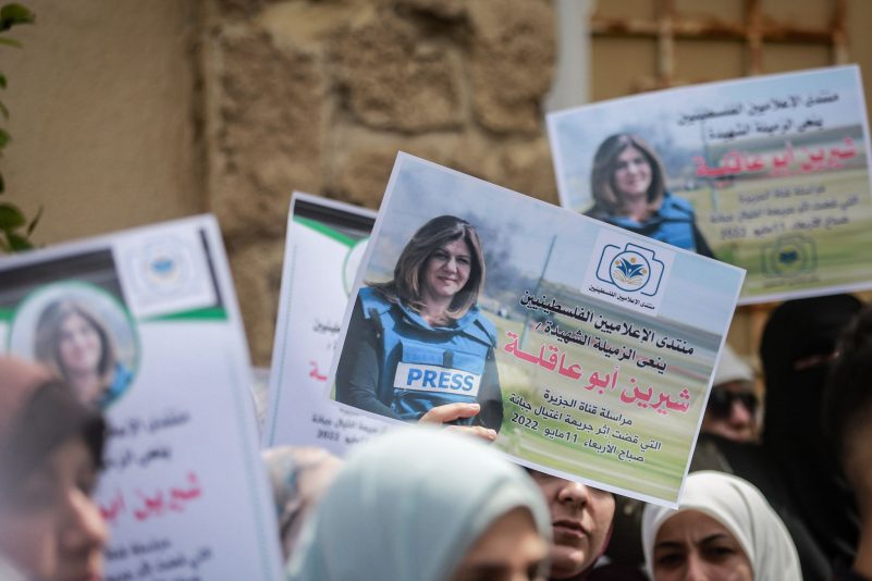 Mitglieder des palästinensischen Journalistenverbandes halten während einer Demonstration Plakate mit dem Bild der in Dschenin getöteten Al-Dschasira-Reporterin Schirin Abu Akle in die Höhe.