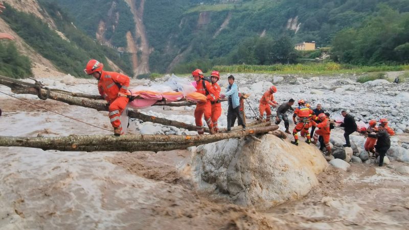 Rettungskräfte bringen Überlebende in die Stadt Moxi in der südwestchinesischen Provinz Sichuan.