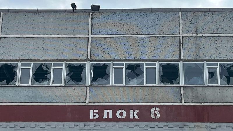 Außenansicht der durch die Kämpfe im Kernkraftwerk Saporischschja zerstörten Fenster.