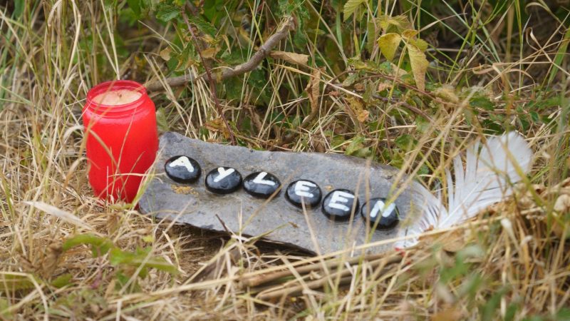 Eine Kerze und eine Tafel mit dem Namen Ayleen liegt am Ufer des Teufelsee im hessischen Wetteraukreis, wo die Leiche der 14-jährigen Ayleen gefunden wurde.
