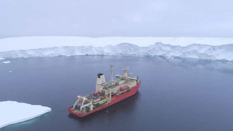 Ein Forschungsschiff liegt im Februar 2019 vor der Eisfront des Thwaites-Gletschers im westlichen Teil der Antarktis.