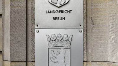 In einem Prozess am Landgericht Berlin müssen sich zwei Brüder verantworten, ihre Schwester getötet zu heben.