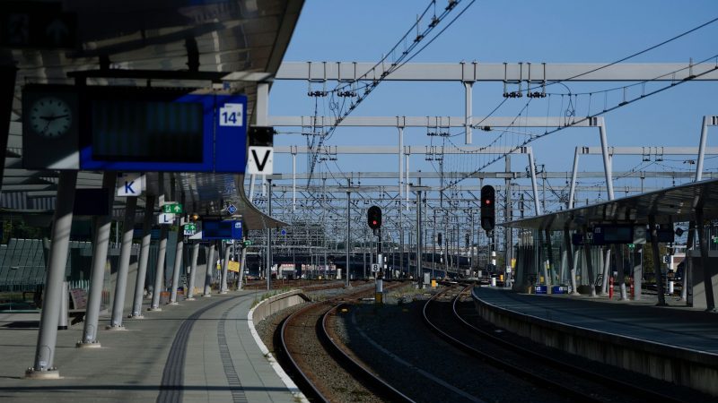Blick auf einen Bahnsteig in Utrecht bei Streik: In den Niederlanden droht an diesem Freitag sowie in der kommenden Woche der Zusammenbruch weiter Teile des Bahnverkehrs.