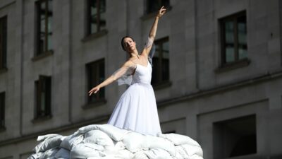 Christine Shevchenko, Tänzerin aus der Ukraine, steht in London auf einer Kunst-Installation aus Sandsäcken mit dem Titel «Defiant Dancer», als Symbol für die Unterstützung der ukrainischen Kunst- und Kulturszene.