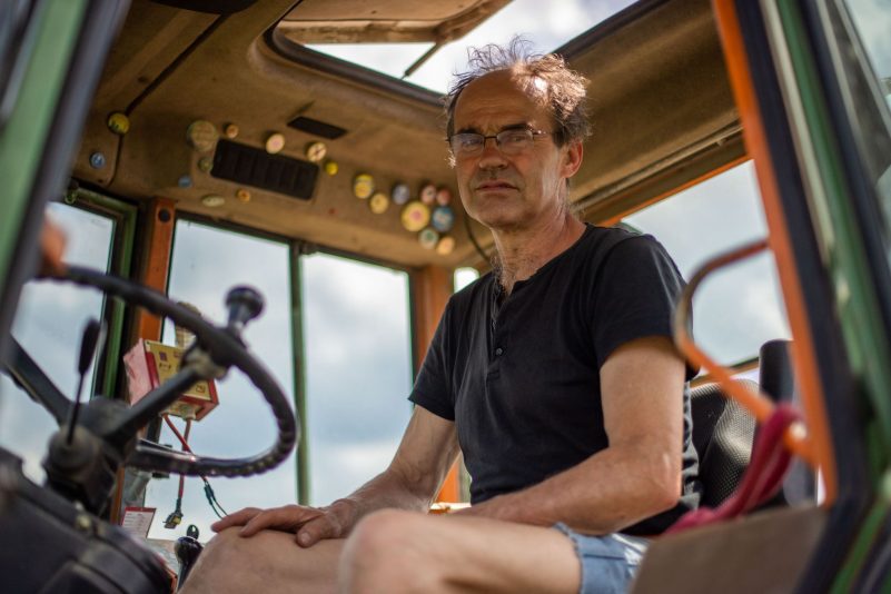 Landwirt Ulf Allhoff-Cramer macht den Autokonzern VW mitverantwortlich für Schäden an seinem Hof.
